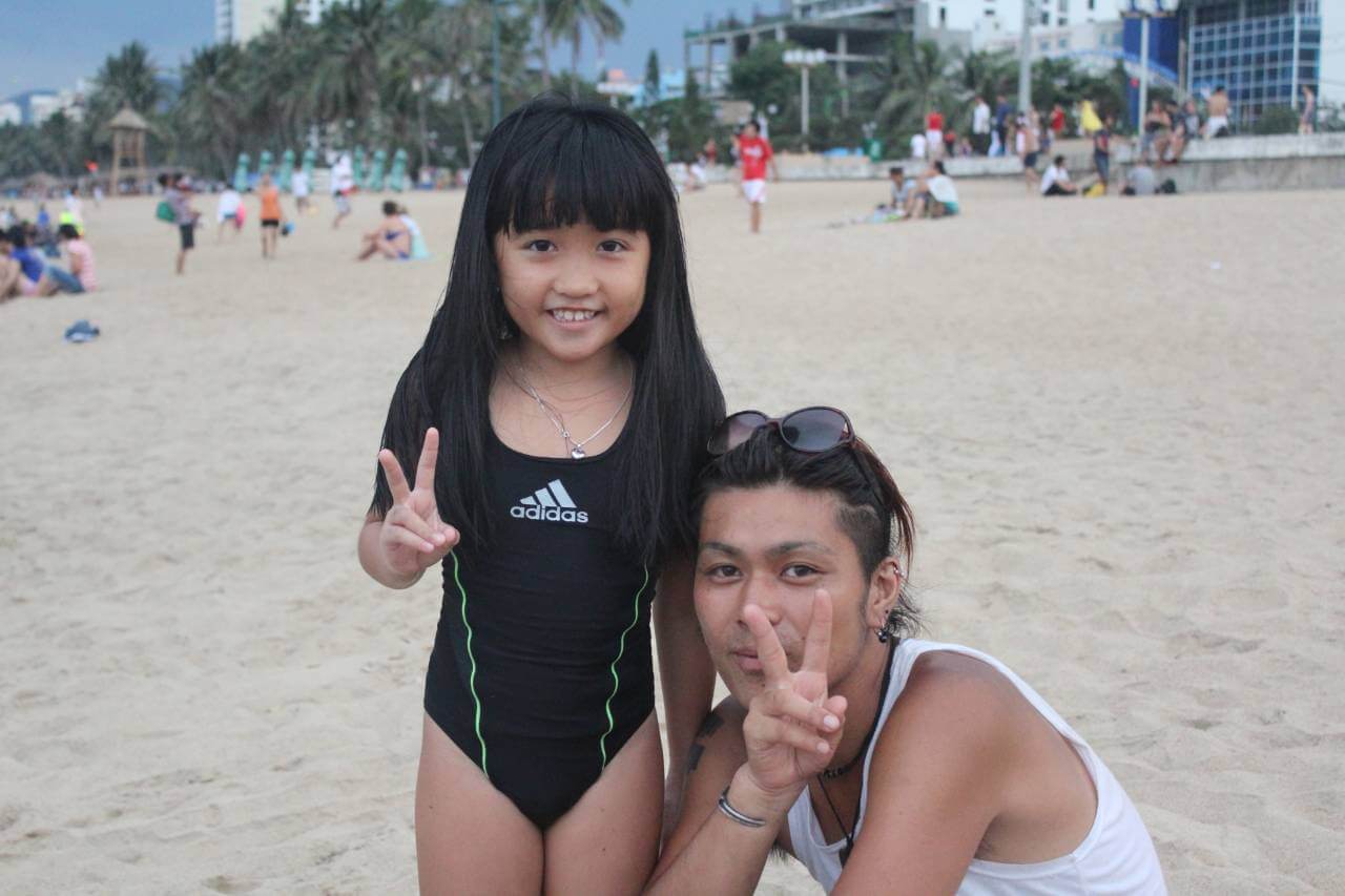 ニャチャンのビーチで出会った可愛い女の子 ベトナムヘアカット 桑原淳 流木アーティスト 世界一周1000人カット旅人美容師