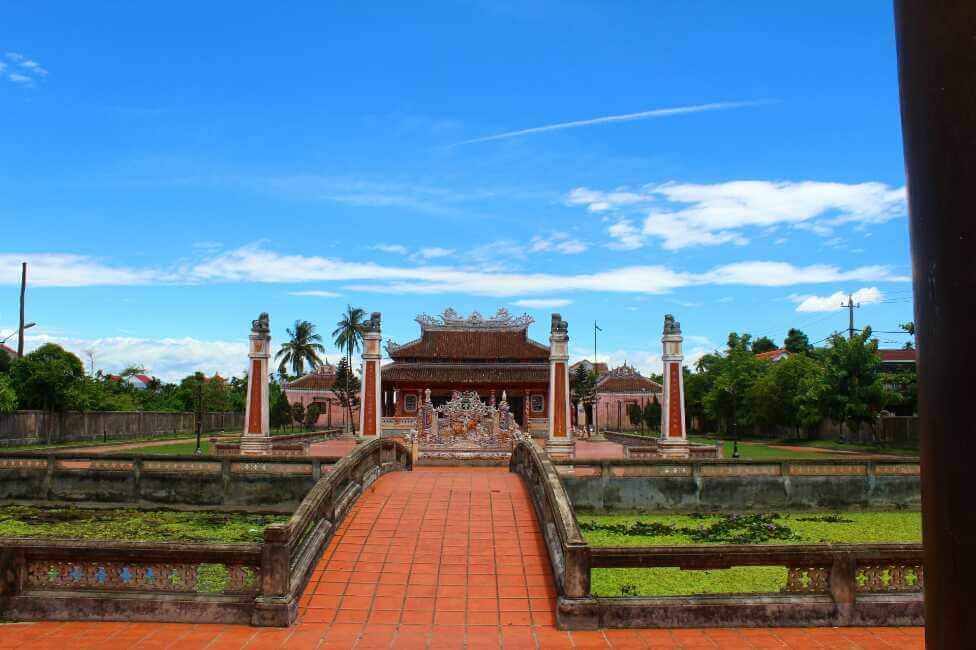 ベトナムホイアンの色鮮やかなお寺